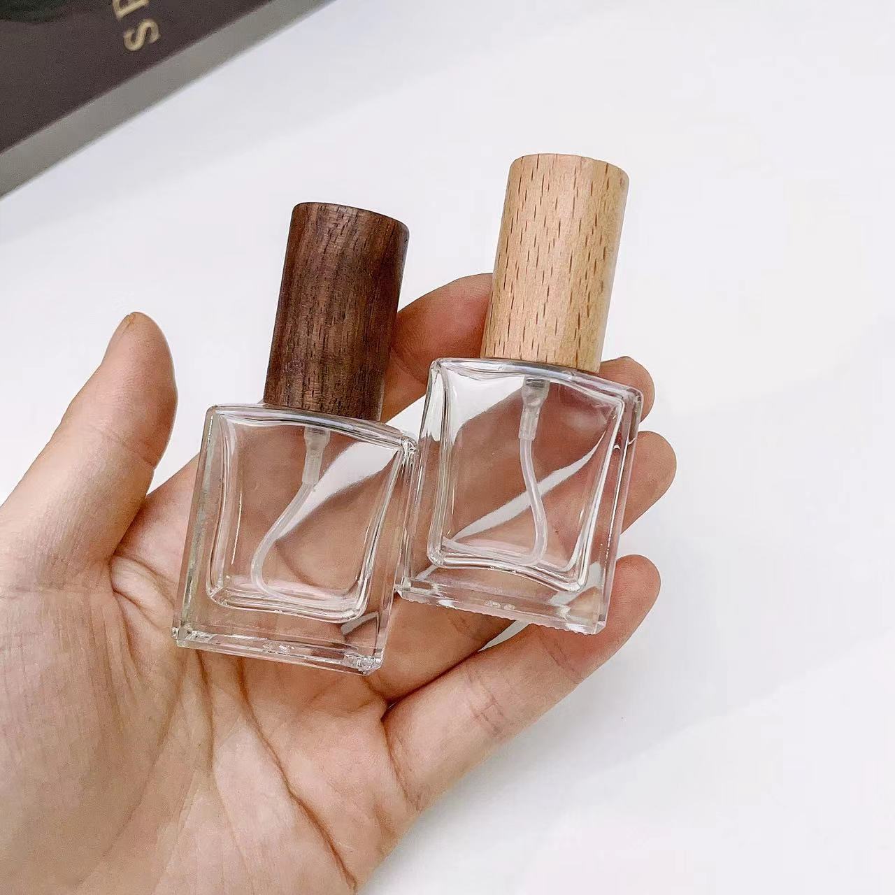 Perfume Fragrance House - ガラスフレグランススプレー,ポータブル,正方形,詰め替え可能,木製キャップ付き,空の香水噴霧器,10ml