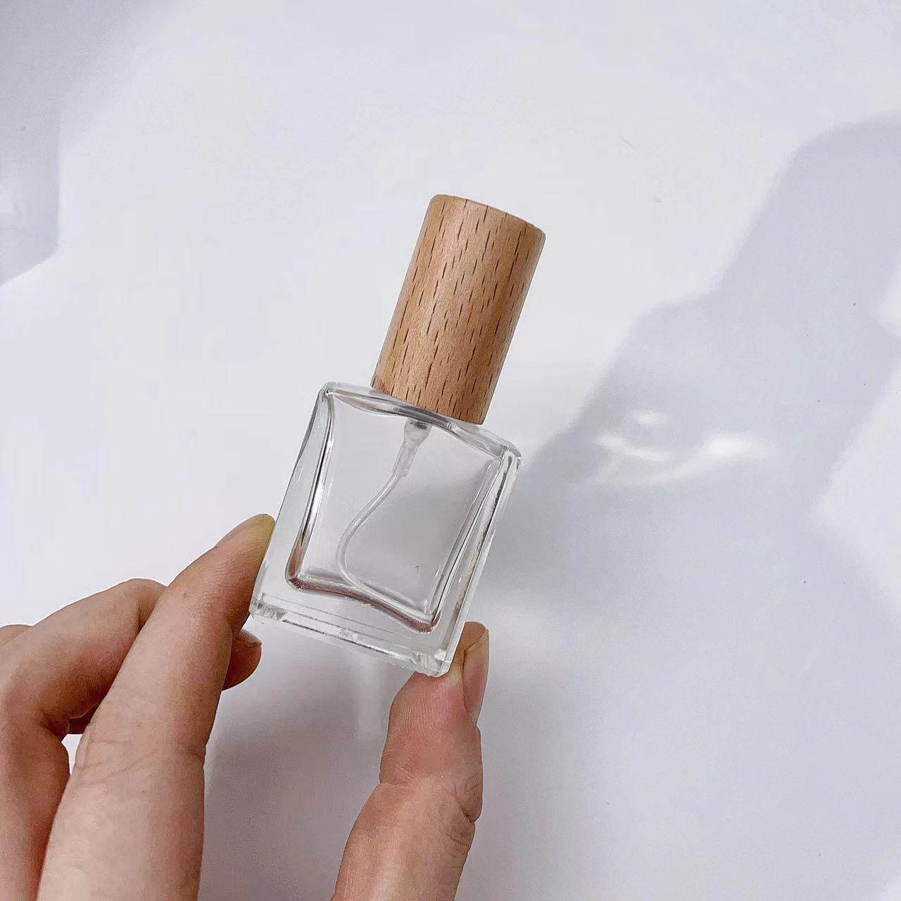 ガラスフレグランススプレー,ポータブル,正方形,詰め替え可能 - Perfume Fragrance House のレビューと価格